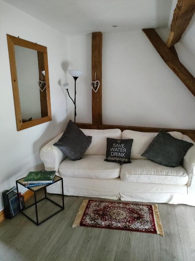 Homestay Les Petits Champs *